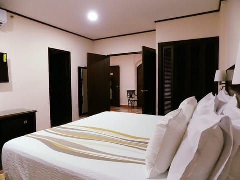 Deluxe Suite, 1 King Bed, Non Smoking (Catedral y Merced) | In-room safe, desk, free WiFi