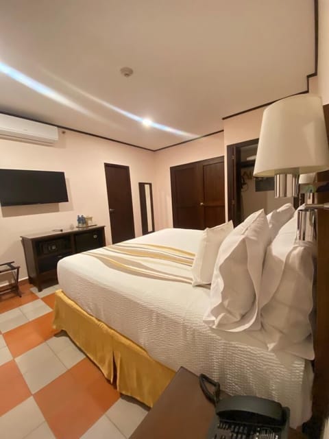 Deluxe Suite, 1 King Bed, Non Smoking (Catedral y Merced) | In-room safe, desk, free WiFi