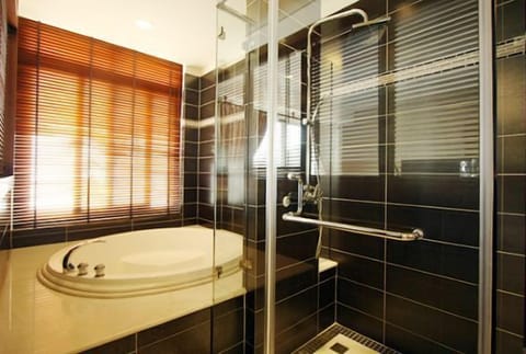 Deluxe Double Room, Ocean View | Bathroom | Shower, free toiletries, hair dryer, slippers