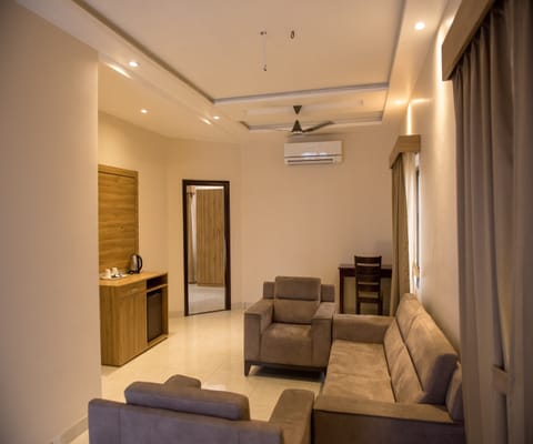 Executive Suite | Living area | 36-inch LED TV with satellite channels