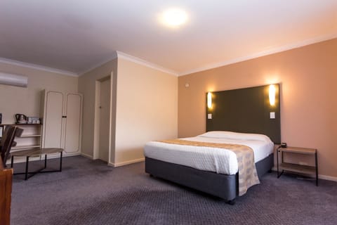 Comfort Double Room | In-room safe, desk, free WiFi, bed sheets