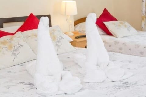 Free cribs/infant beds, bed sheets