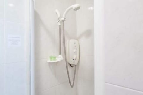 Free cribs/infant beds, bed sheets