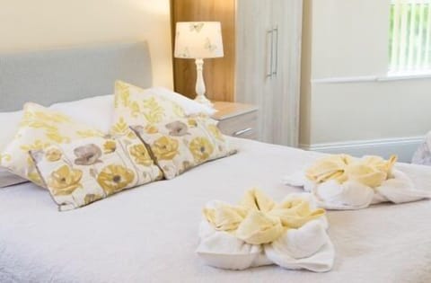 Free cribs/infant beds, bed sheets