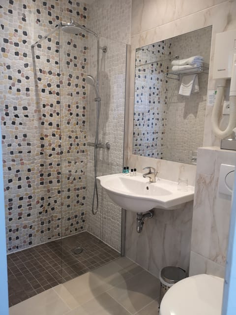 Standard Double or Twin Room | Bathroom | Combined shower/tub, free toiletries, hair dryer, towels