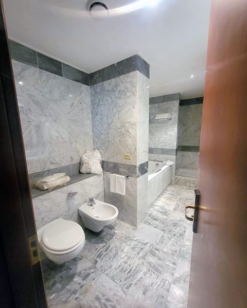 Junior Suite | Bathroom | Combined shower/tub, deep soaking tub, rainfall showerhead