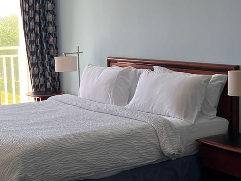 Room, 1 King Bed | Premium bedding, pillowtop beds, desk, free WiFi