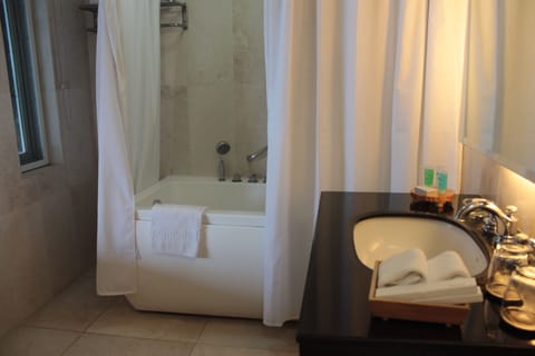 Romantic (Honeymoon Suite) | Bathroom | Shower, free toiletries, hair dryer, bathrobes