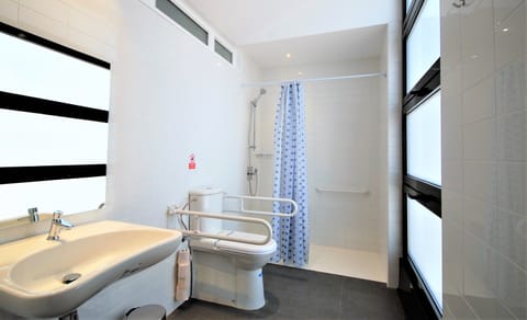 Comfort Shared Dormitory, Mixed Dorm, Accessible, City View | Bathroom | Shower, hair dryer, towels