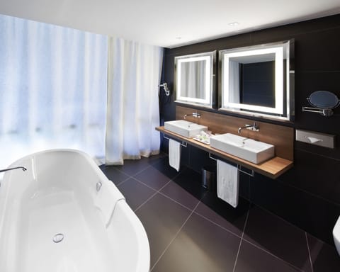 Suite | Bathroom | Combined shower/tub, rainfall showerhead, designer toiletries