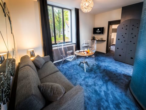 Comfort Quadruple Room | Living area | Flat-screen TV