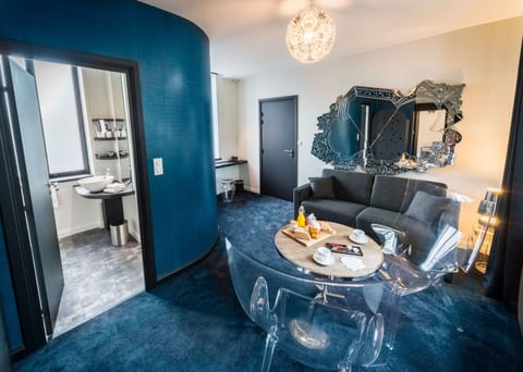 Comfort Quadruple Room | Living area | Flat-screen TV