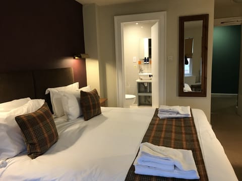 Superior Double Room, 1 King Bed | Iron/ironing board, free WiFi, bed sheets