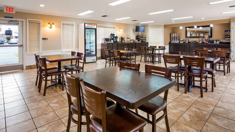 Free continental breakfast on weekdays