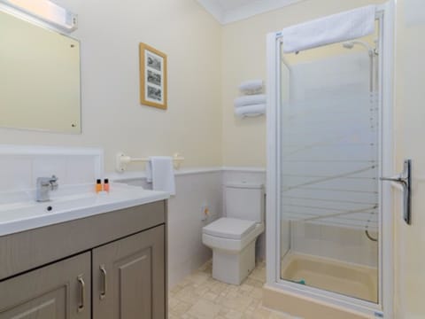 Superior Double Room, Ensuite | Bathroom | Shower, free toiletries, hair dryer, towels