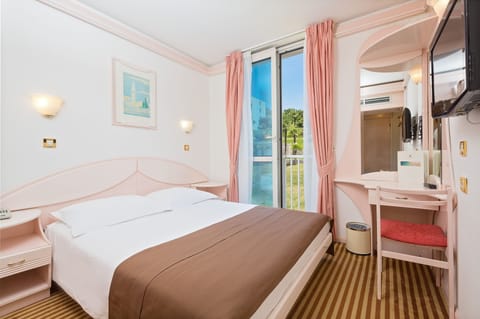 Economy room with french bed | Desk, free WiFi, bed sheets