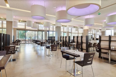 Breakfast and dinner served