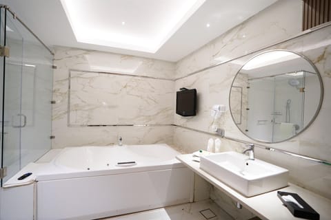 Luxury Suite | Bathroom | Shower, free toiletries, hair dryer, slippers