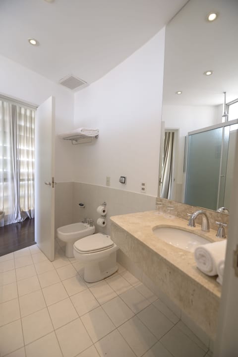 Combined shower/tub, free toiletries, hair dryer, bidet