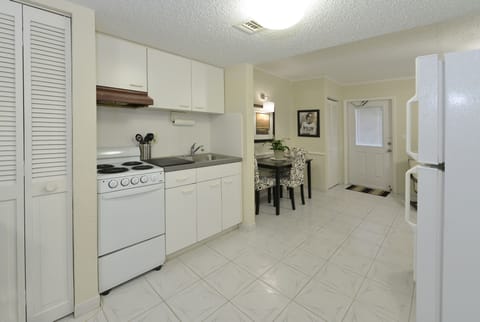 Suite, 1 Bedroom (New York) | Private kitchen | Fridge, microwave, stovetop, coffee/tea maker