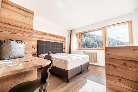 Minibar, in-room safe, desk, free WiFi