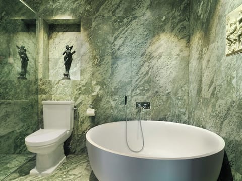 Captains Luxury Suite  | Bathroom | Eco-friendly toiletries, hair dryer, bathrobes, towels