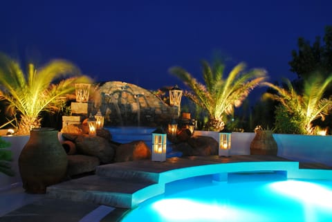 Outdoor pool, pool umbrellas, sun loungers