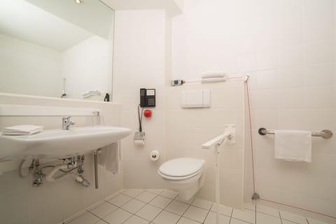 Standard Room, 1 Double Bed, Accessible | Bathroom | Combined shower/tub, free toiletries, hair dryer, towels
