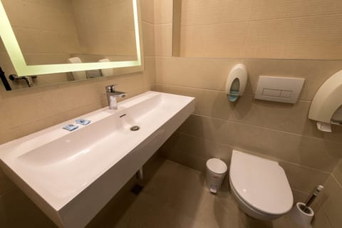 Combined shower/tub, free toiletries, slippers, towels