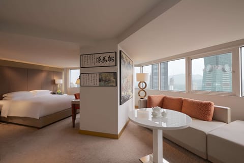 Premium Studio, 1 King Bed (Club Access, 101 View) | In-room safe, desk, laptop workspace, blackout drapes