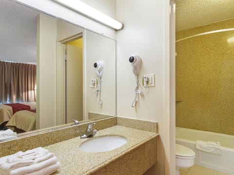 Deluxe Room, 2 Double Beds, Non Smoking | Bathroom | Towels, soap, shampoo, toilet paper