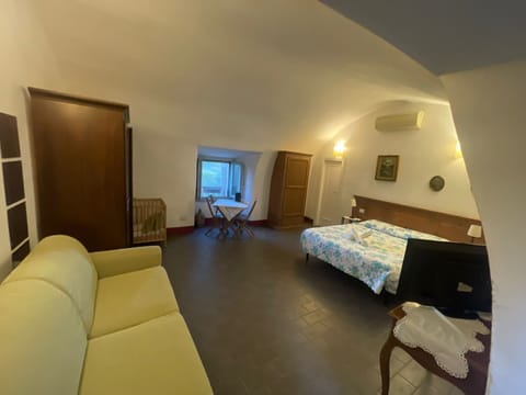 Standard Double Room | 1 bedroom, desk, blackout drapes, soundproofing