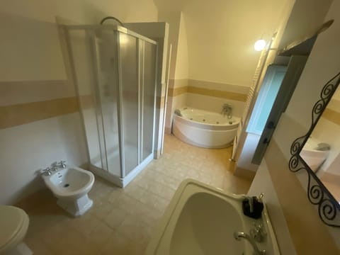 Comfort Suite, 1 Queen Bed, Garden View | Bathroom | Free toiletries, hair dryer, towels, soap