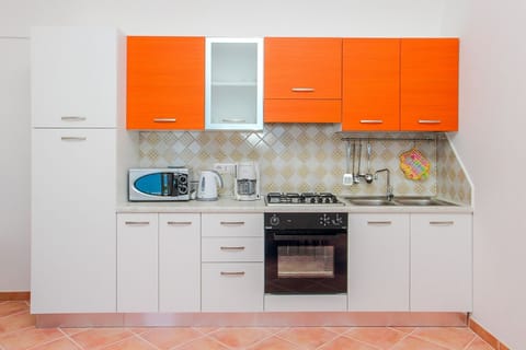 Apartment, 1 Bedroom | Private kitchen | Full-size fridge, microwave, oven, stovetop