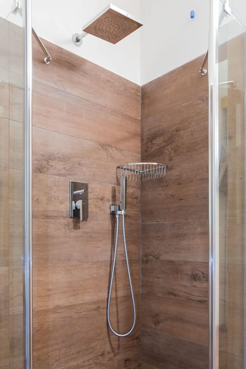 Standard Double Room, 1 Bedroom | Bathroom shower