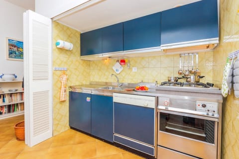 Apartment, 1 Bedroom | Private kitchen | Fridge, oven, stovetop, dishwasher