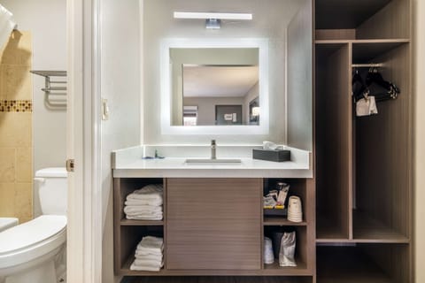 Standard Room, 1 King Bed, Non Smoking, Refrigerator & Microwave (Deluxe) | Bathroom | Combined shower/tub, free toiletries, hair dryer, towels