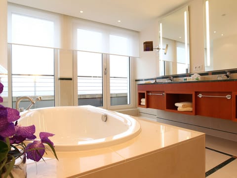 Suite (Kaiser Wilhelm) | Bathroom | Shower, free toiletries, hair dryer, bathrobes