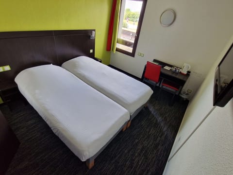 Standard Room, 2 Twin Beds | Premium bedding, minibar, in-room safe, desk