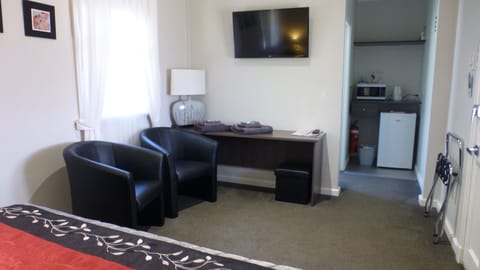 Deluxe Double Room, 1 Queen Bed | Living area | Flat-screen TV, DVD player