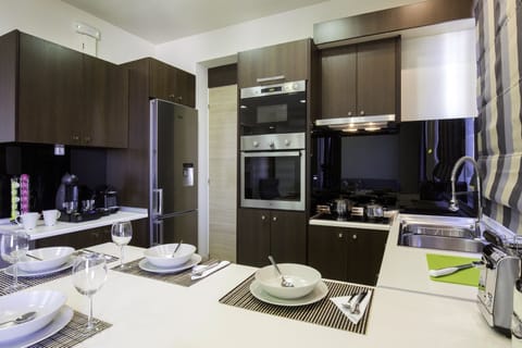 Apartment, 2 Bedrooms | Private kitchen | Fridge, microwave, oven, stovetop