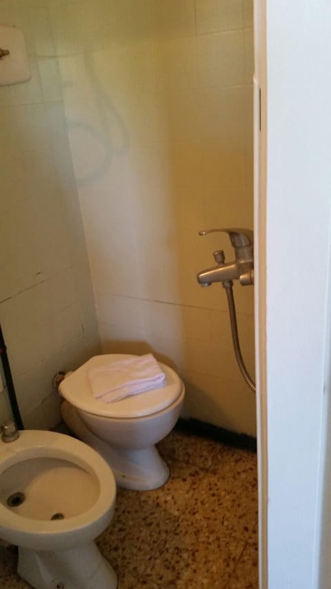 Economy Double Room | Bathroom | Shower, rainfall showerhead, hair dryer, bidet