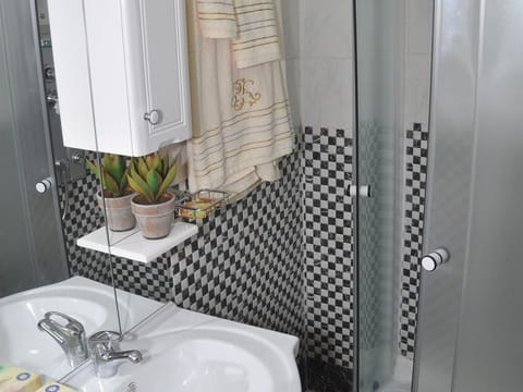 Apartment Marrakech | Bathroom | Shower, free toiletries, hair dryer, towels