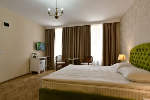 Triple Room | Desk, free WiFi