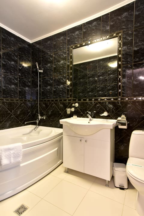 Triple Room | Bathroom | Shower, free toiletries, towels