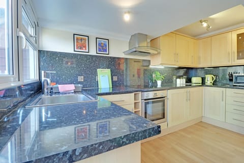 Private kitchen | Full-size fridge, microwave, oven, stovetop