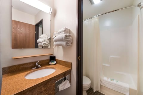 Combined shower/tub, free toiletries, hair dryer, towels