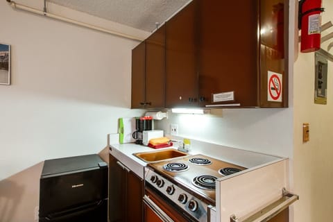 Studio | Private kitchen | Fridge, microwave, coffee/tea maker, toaster