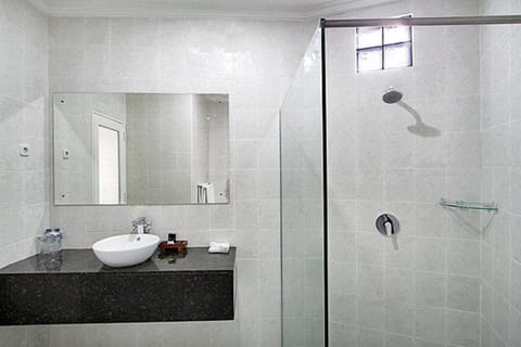 Superior Room | Bathroom | Shower, free toiletries, hair dryer, slippers