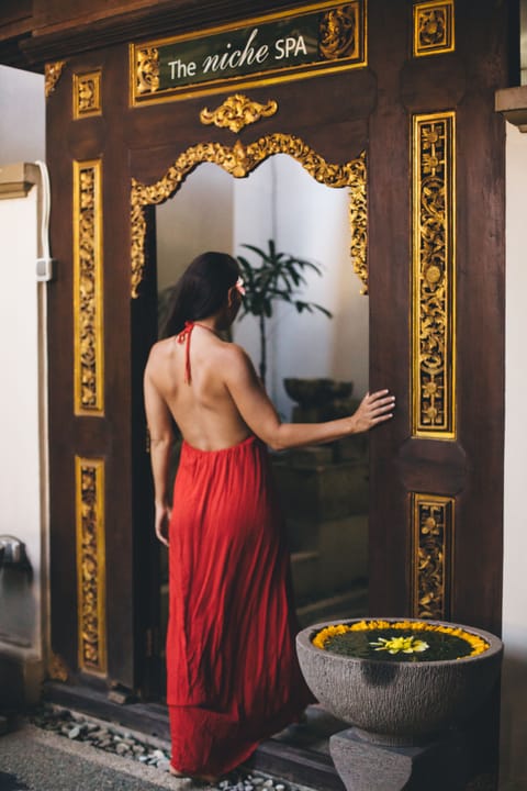 Couples treatment rooms, body treatments, aromatherapy, body wraps